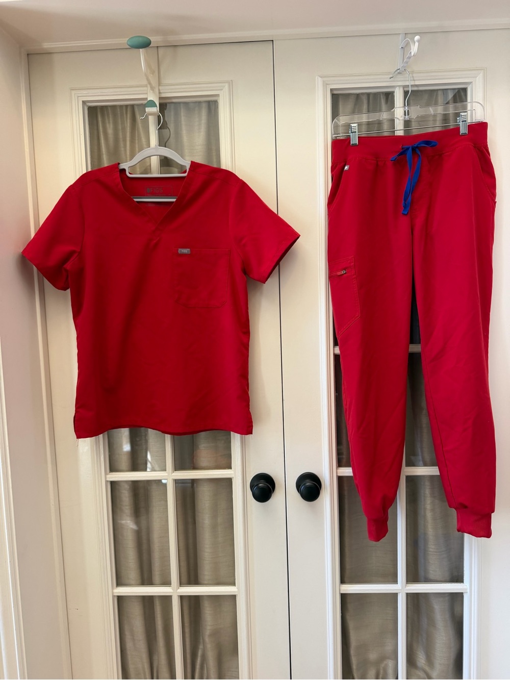 MEDIUM Red Women’s Figs Scrub Set w/ Zamora Joggers EUC